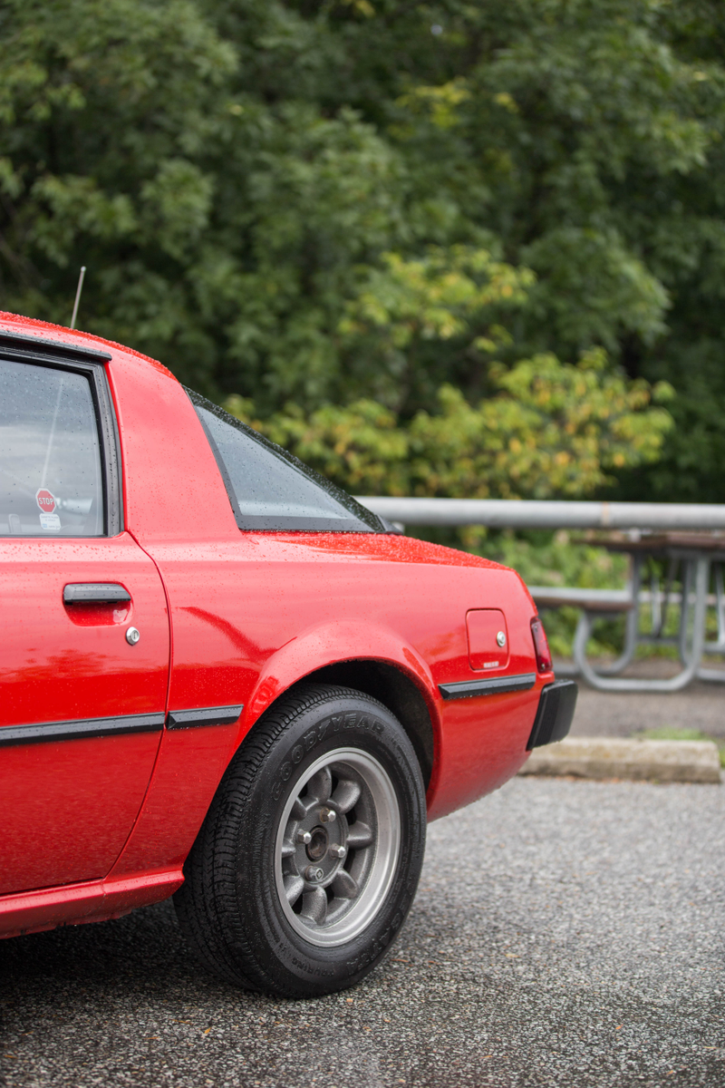 Illustration for article titled The Original Mazda RX-7 Drives Like a Humming, Thrumming, Living Animal